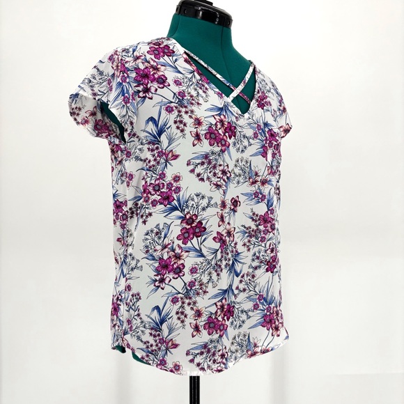 Pink Rose Vintage Blue & Pink Floral Criss Cross V-Neck Short Sleeve Top, Medium - Picture 10 of 16